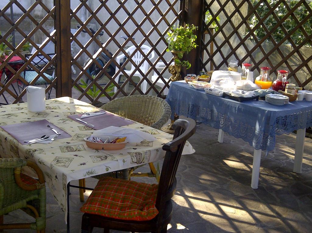 B&B A Casa Di Mael San Costanzo Exterior photo